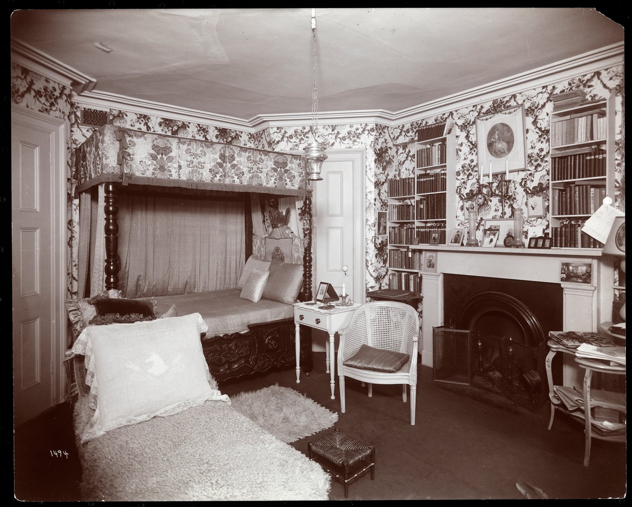 Camera da letto nella residenza di Elsie de Wolfe al 122 East 17th Street, New York, 1895 o 1896 da Byron Company