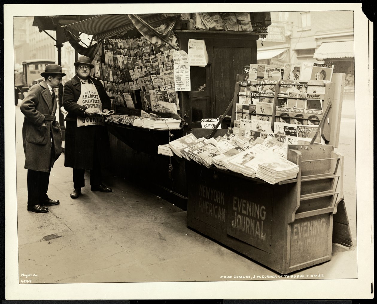 Venditore di giornali cieco, John Comuni, al suo stand in 3rd Avenue e 18th Street, New York, 1926 da Byron Company