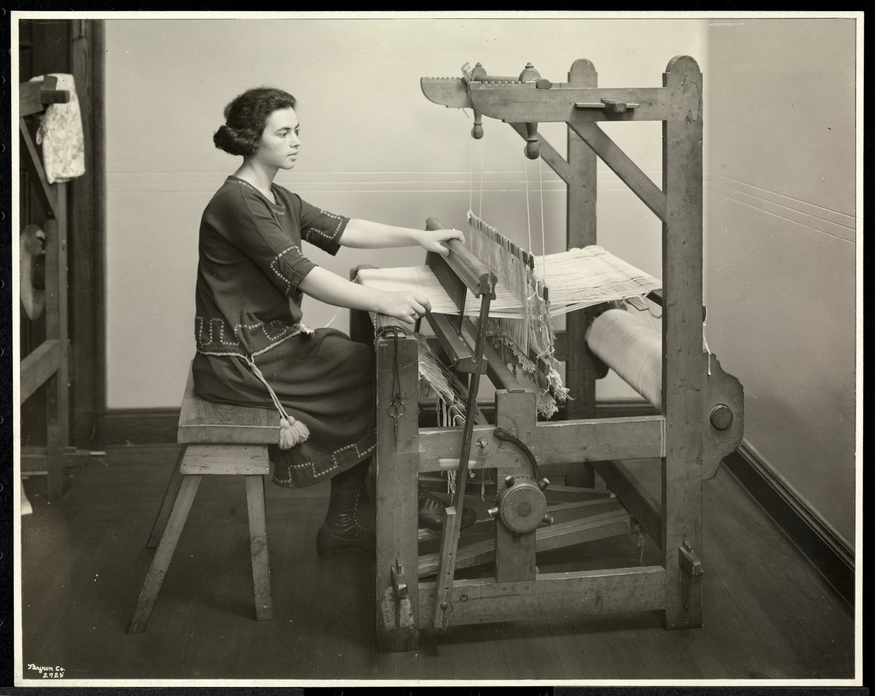 Donna cieca che lavora a un telaio presso la New York Association for the Blind, 111 East 59th Street, New York, 1926 da Byron Company