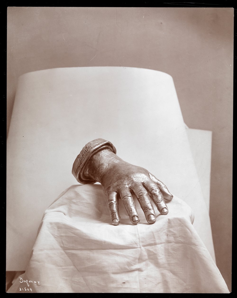 Fusione in bronzo della mano destra di Arthur Rubinstein, 1906 da Byron Company
