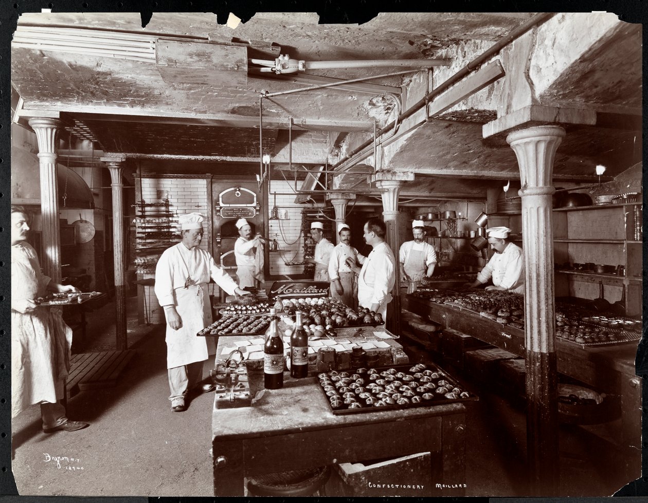 Cuochi che lavorano in cucina presso i produttori di cioccolato Maillard, 116-118 West 25th Street, New York, 1902 (stampa al gelatino d