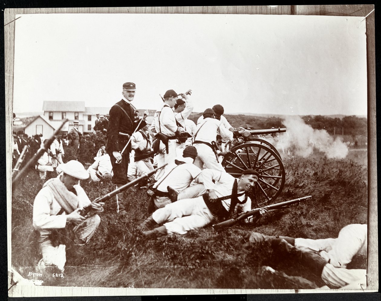 Fotografia di una foto precedente di soldati della Riserva Navale di New York coinvolti in una battaglia simulata con cannoni e fucili, Fishers Island, New York, 1917 da Byron Company