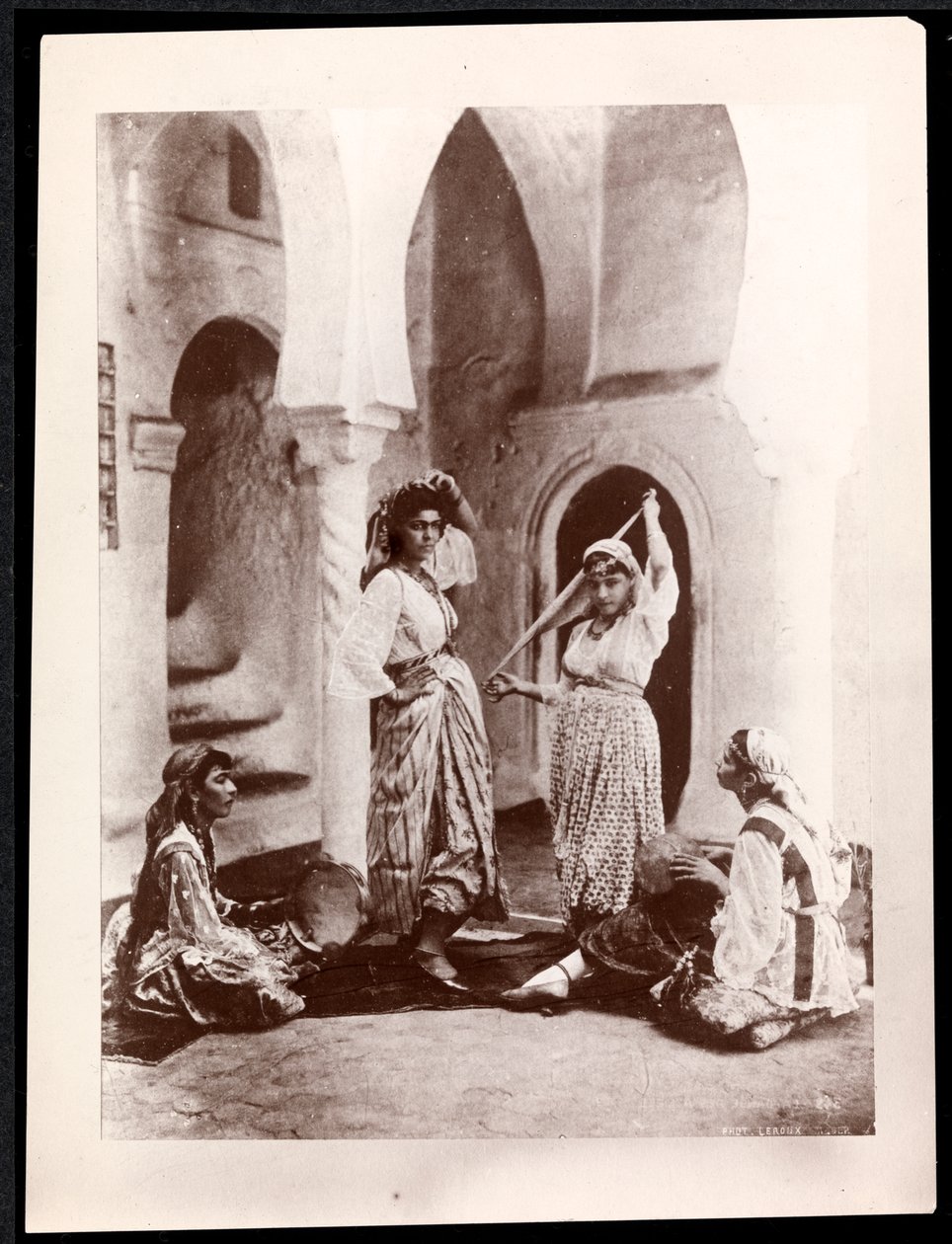 Ragazze danzanti e musicista, Nord Africa, c.1900 da Byron Company