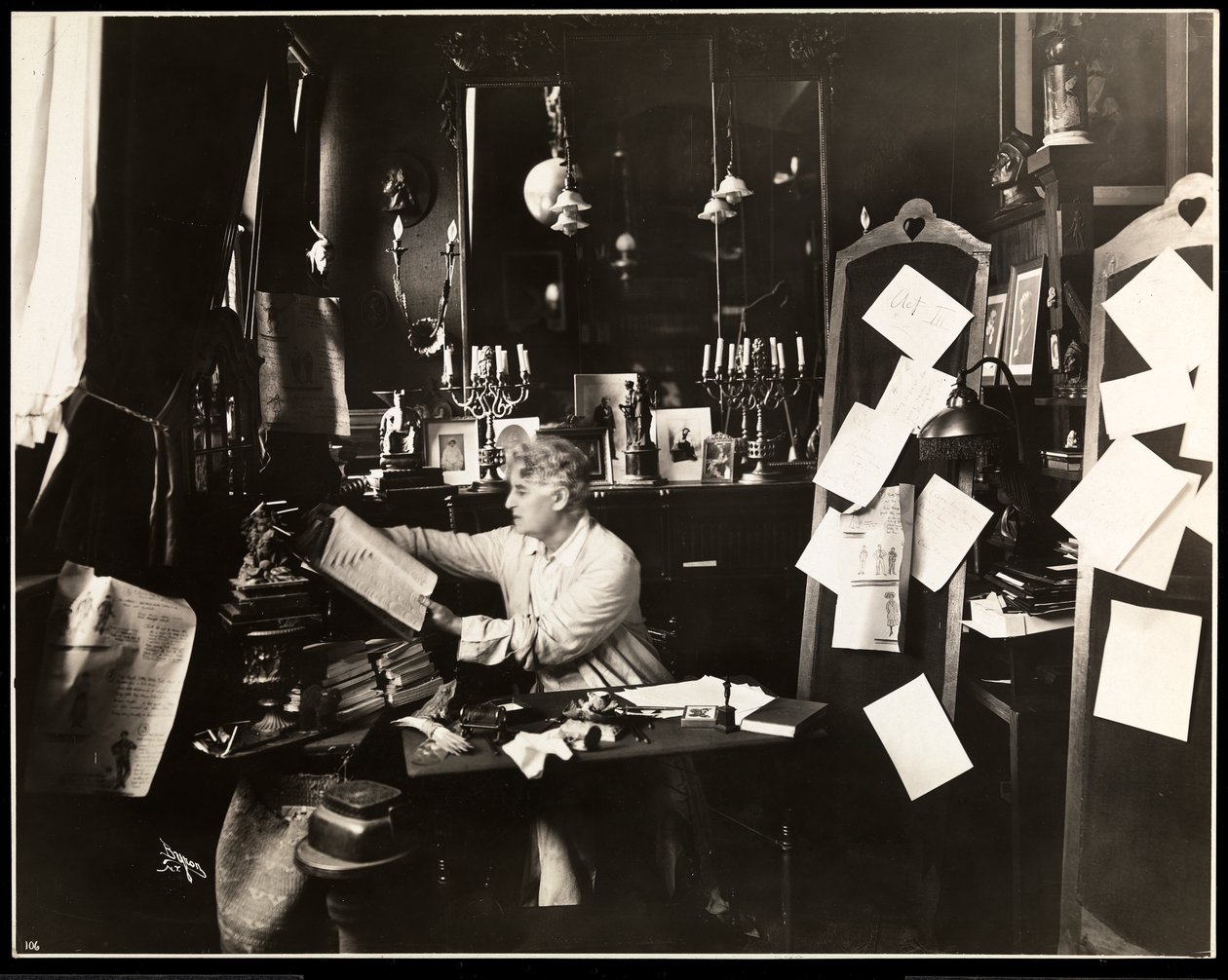 David Belasco nel suo studio, sfogliando un dizionario, 1909 da Byron Company