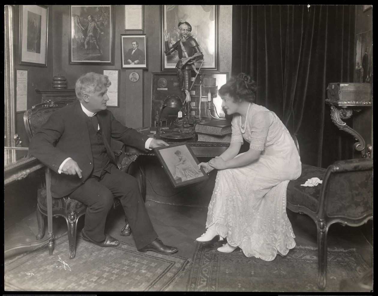 David Belasco mostra un ritratto a Frances Starr, dopo il 1909 da Byron Company