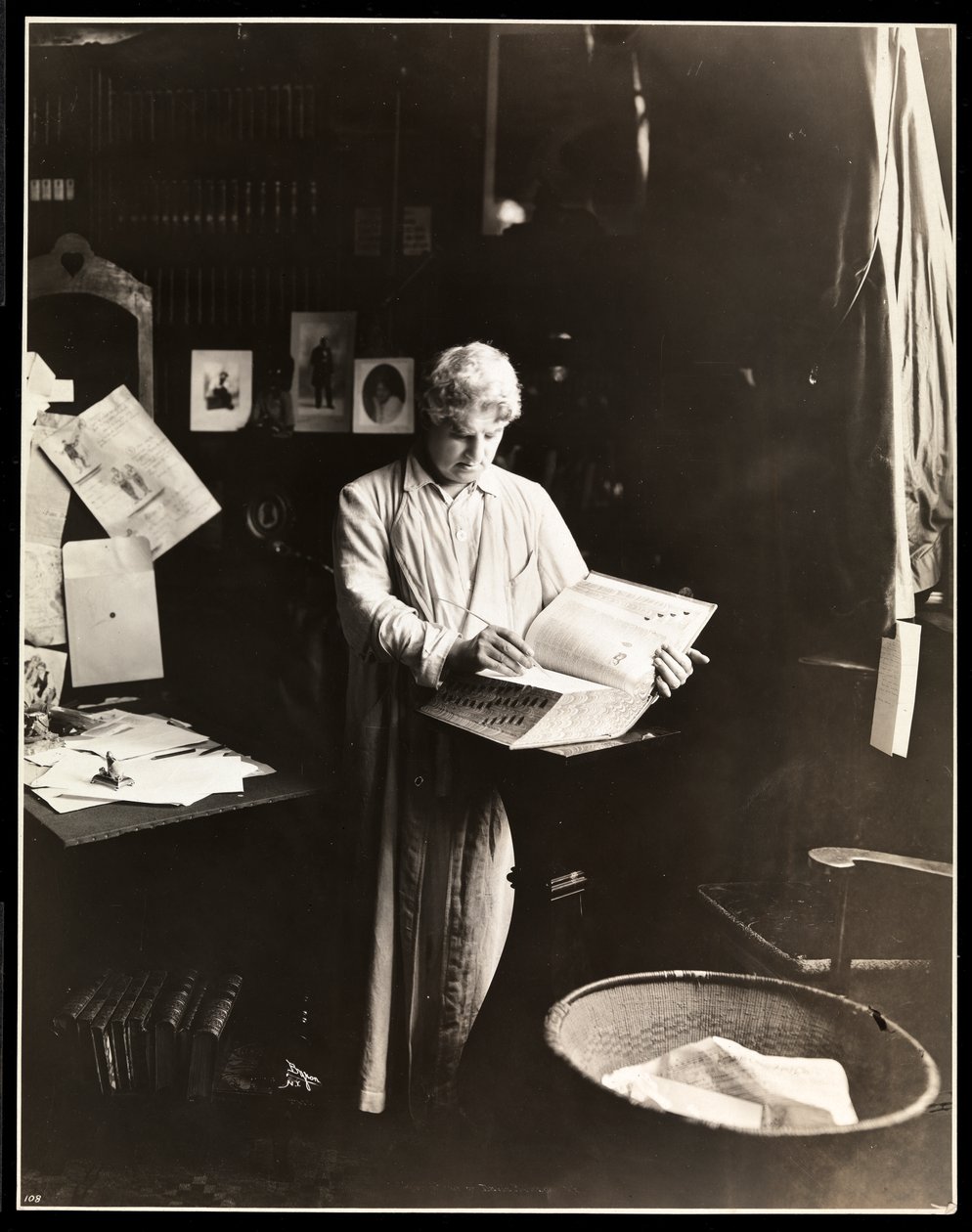 David Belasco in piedi con un dizionario, dopo il 1909 da Byron Company