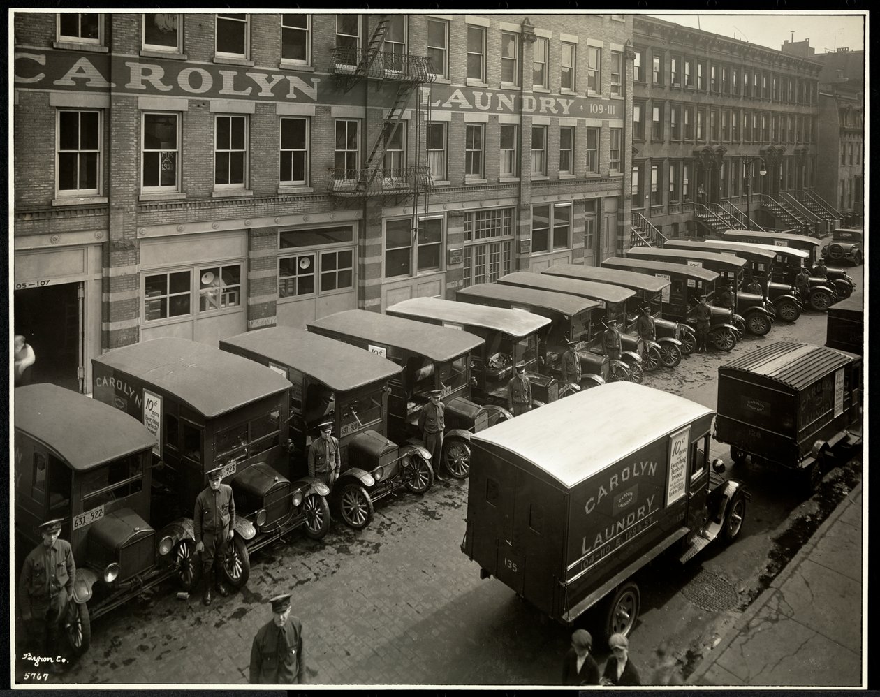 Camion di consegna parcheggiati fuori dalla Carolyn Laundry a 111 East 128th Street, East Harlem, New York, 1929 da Byron Company