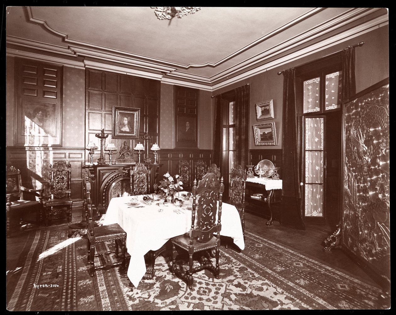 Sala da pranzo nella residenza del signor Reginald de Koven, New York, 1896-98 da Byron Company