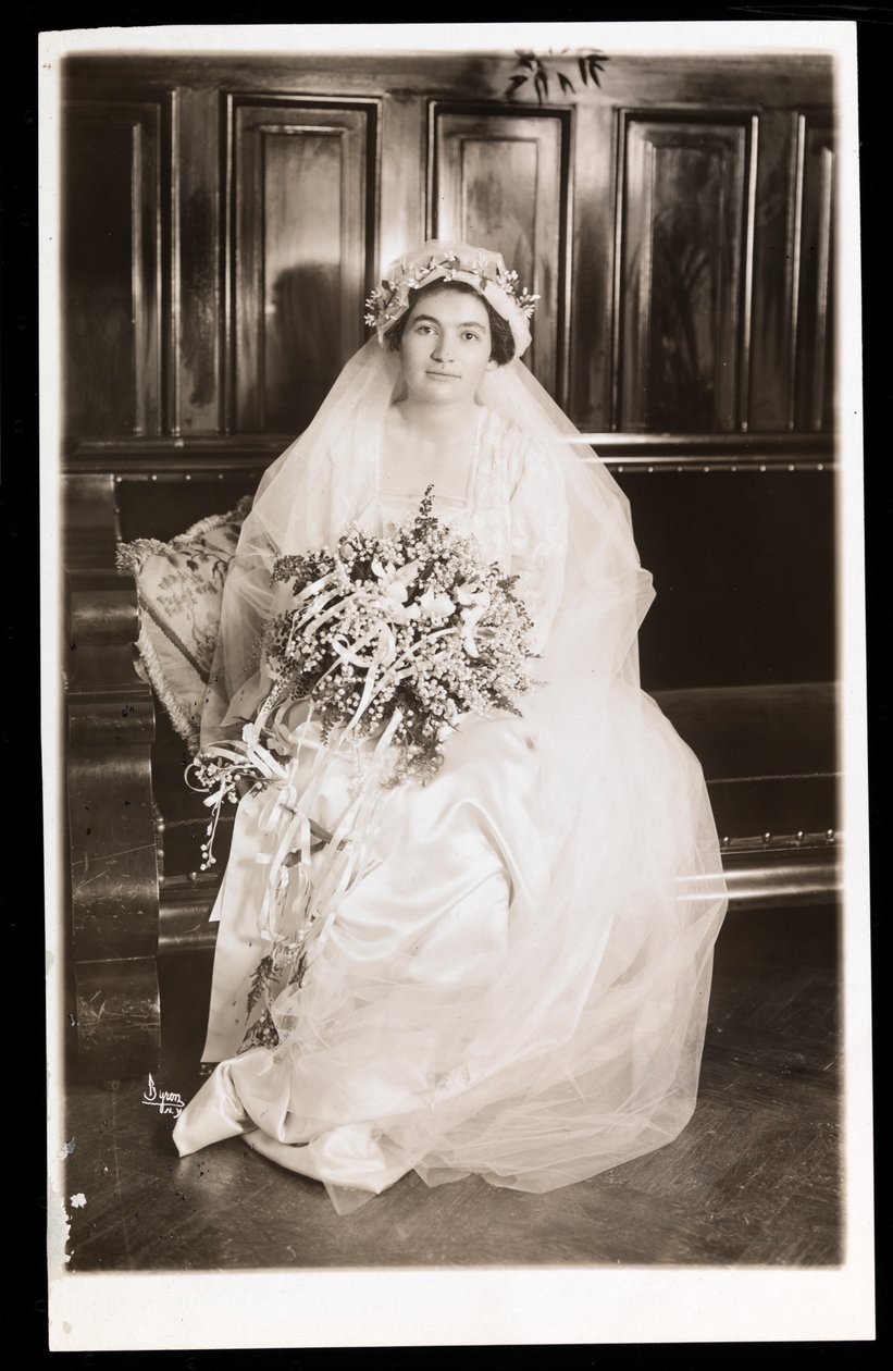 La figlia del Dr. Jacoby seduta nel suo abito da sposa, New York, 1915-16 da Byron Company