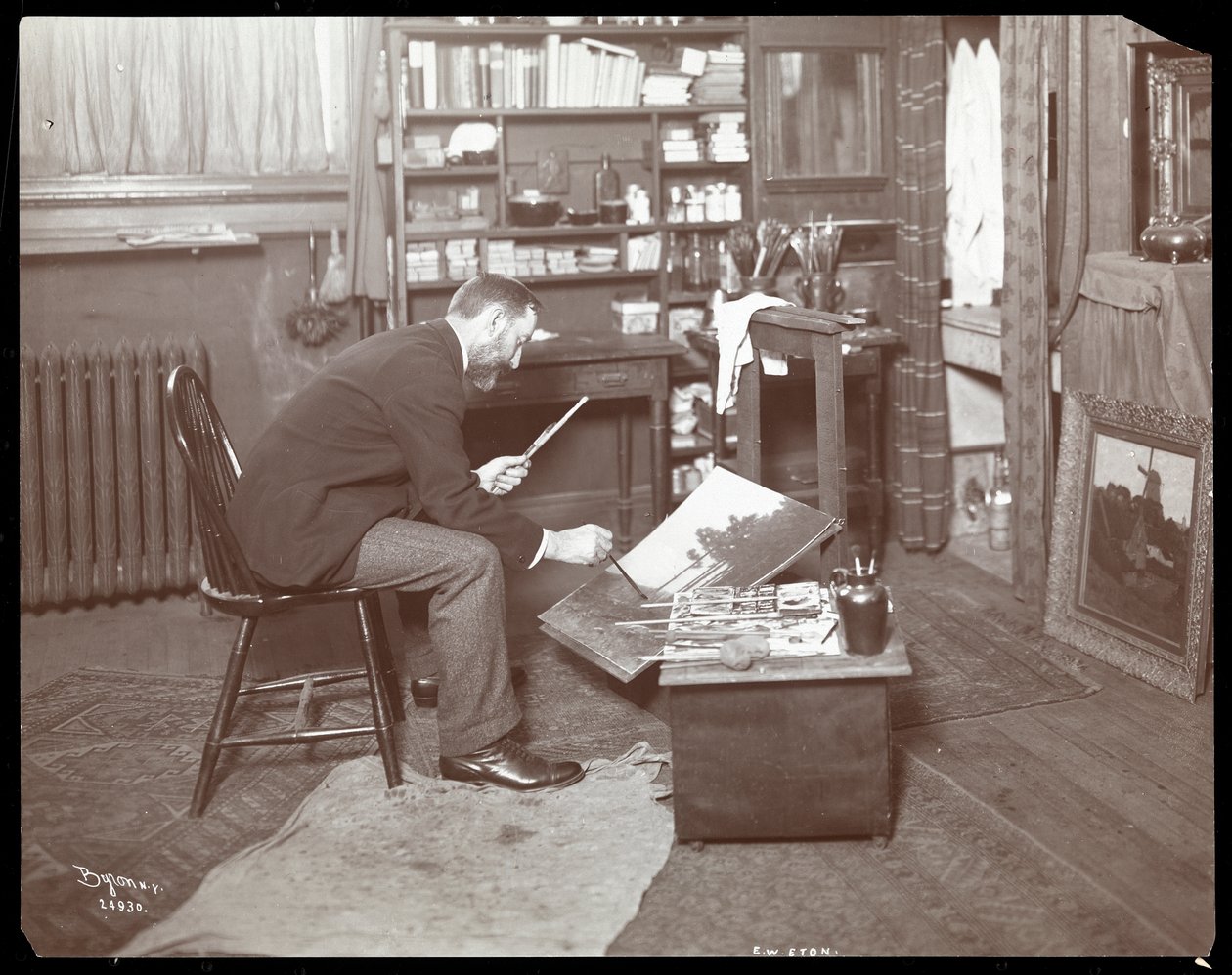E. W. Eton che lavora a un dipinto, 1907 da Byron Company