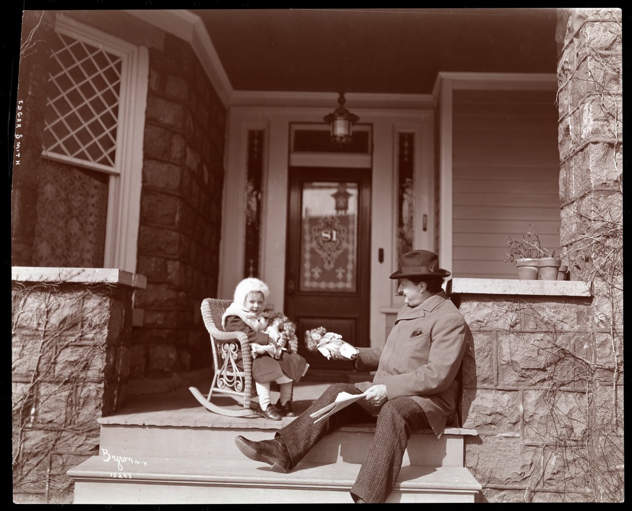 Edgar Smith con sua figlia sui gradini della sua residenza a Elmhurst, Long Island, 1902-3 da Byron Company