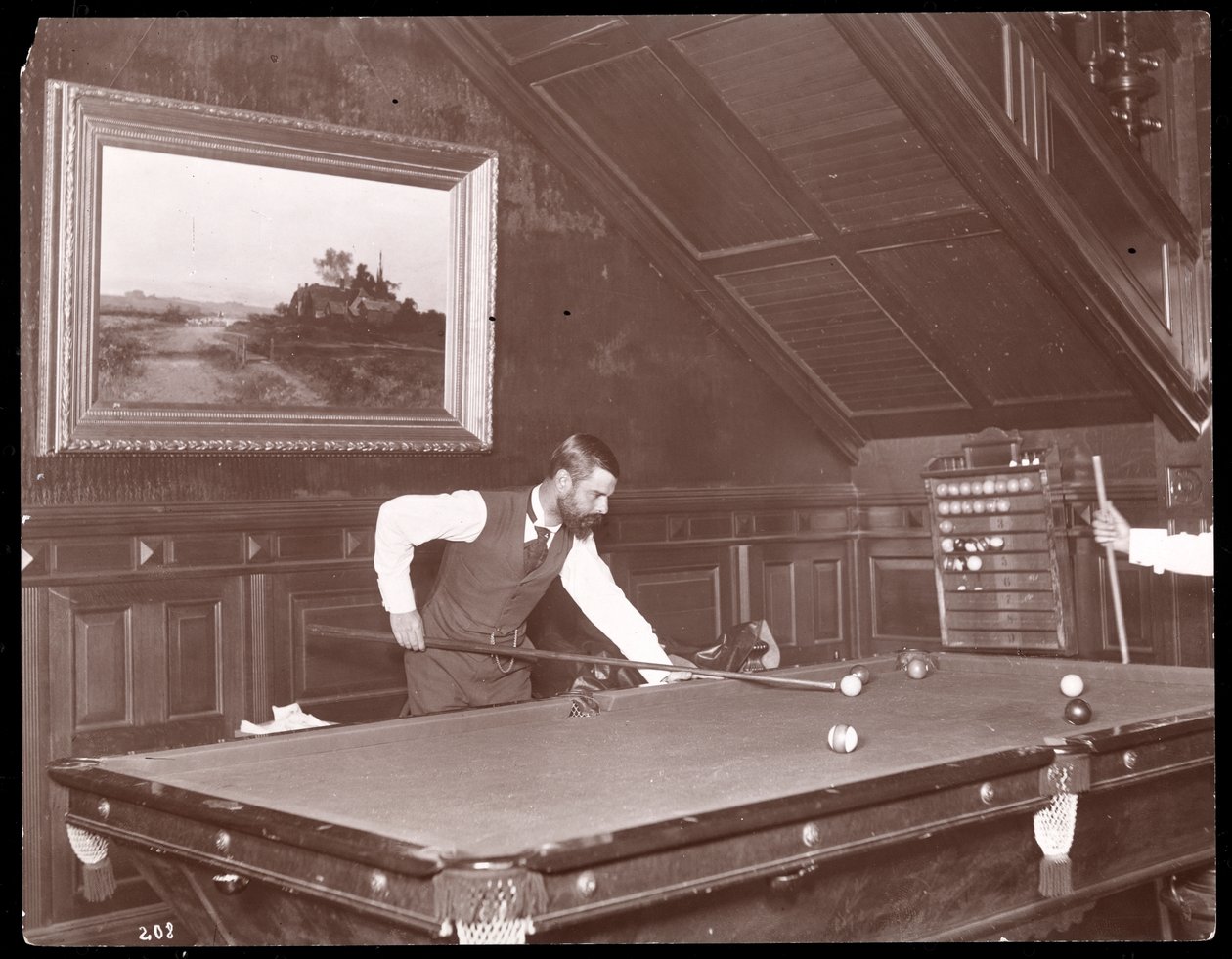 Edwin Gould che gioca a biliardo a casa sua a Rhinecliffe, New York, 1893-4 da Byron Company