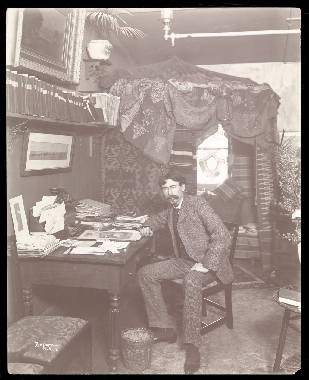 Ernest Thompson a casa a New York, c.1899 da Byron Company