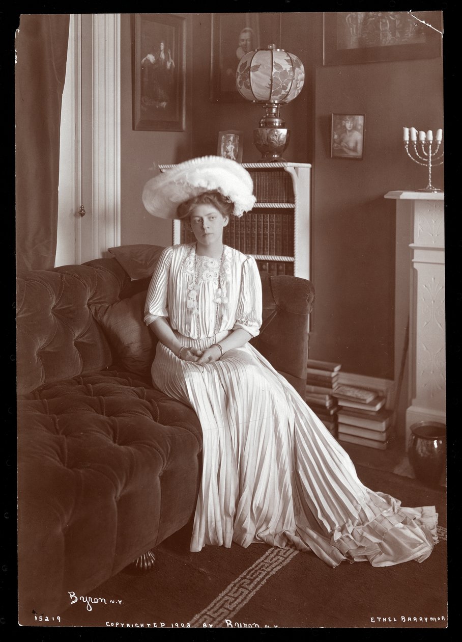 Ethel Barrymore seduta nel soggiorno, 1902 o 1903 (stampa al gelatino d