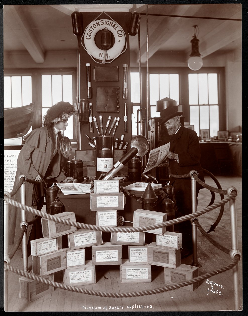 Esposizione della Coston Signal Co. al Museo delle Apparecchiature di Sicurezza dell