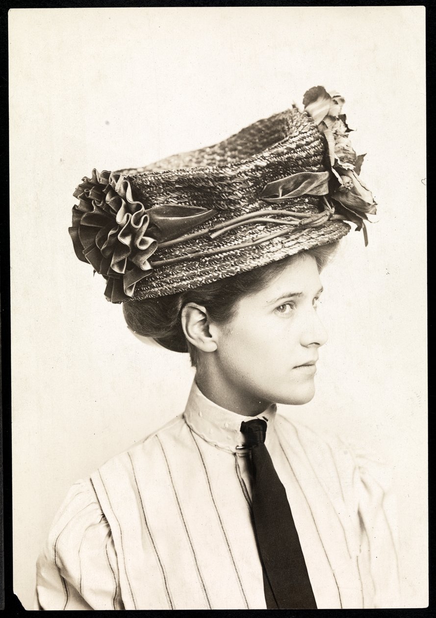 Fotografia di moda di una donna che modella un cappello, New York, 1890-1910 da Byron Company