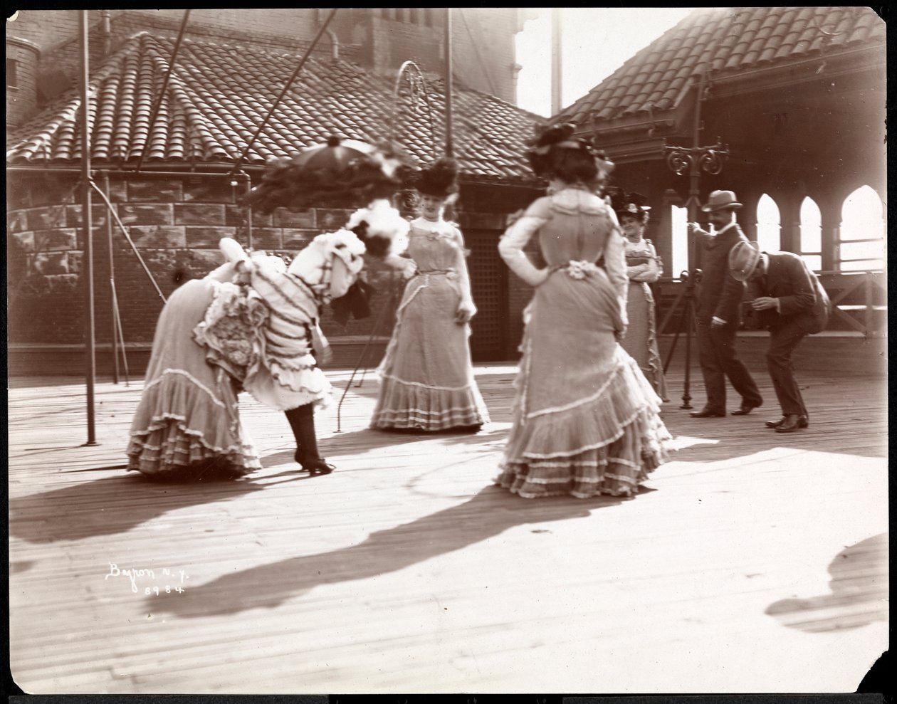 Cinque attrici in costume che provano sul tetto di quello che probabilmente è il New York Theatre, New York, 1900 da Byron Company
