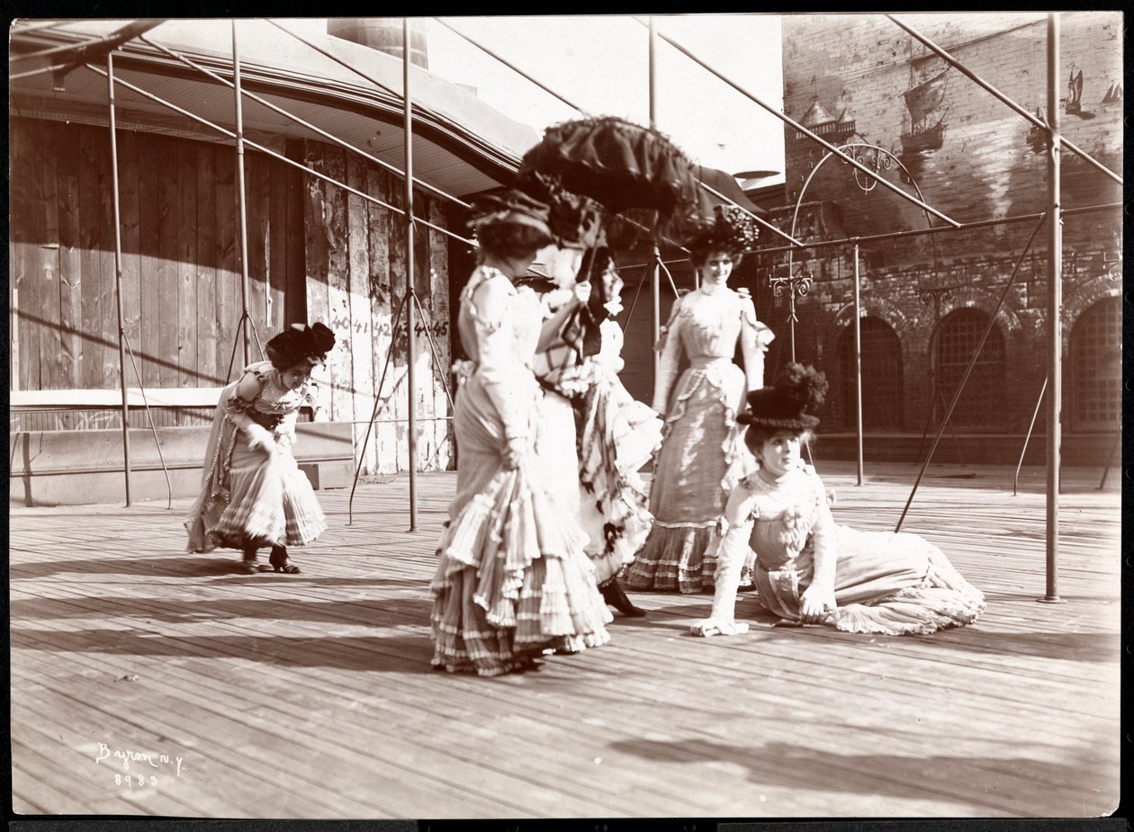 Cinque attrici in costume che provano sul tetto di quello che probabilmente è il New York Theatre, New York, 1900 da Byron Company
