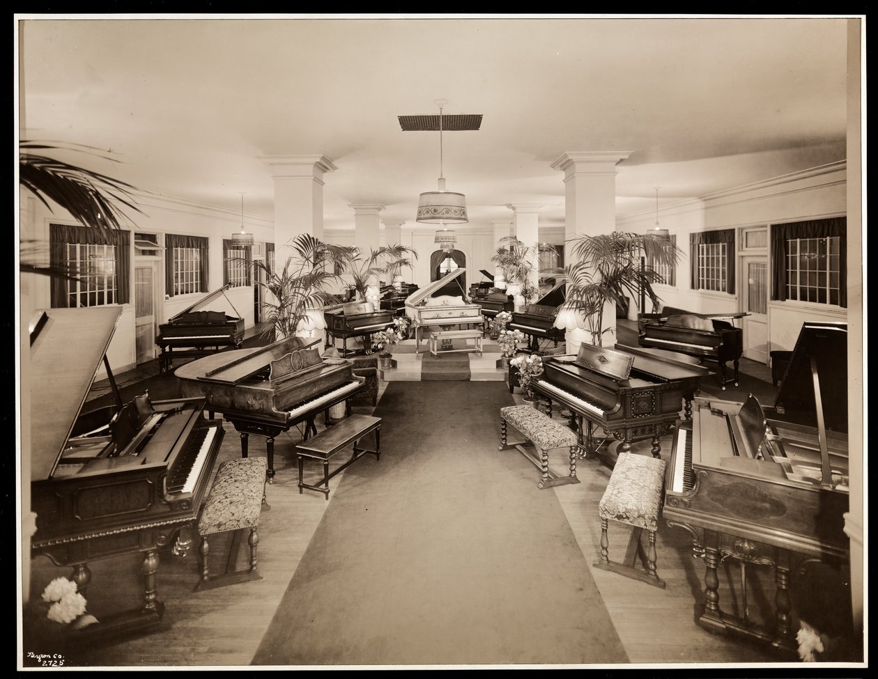 Esposizione di pianoforti al quarto piano della Aeolian Company, 1926 da Byron Company
