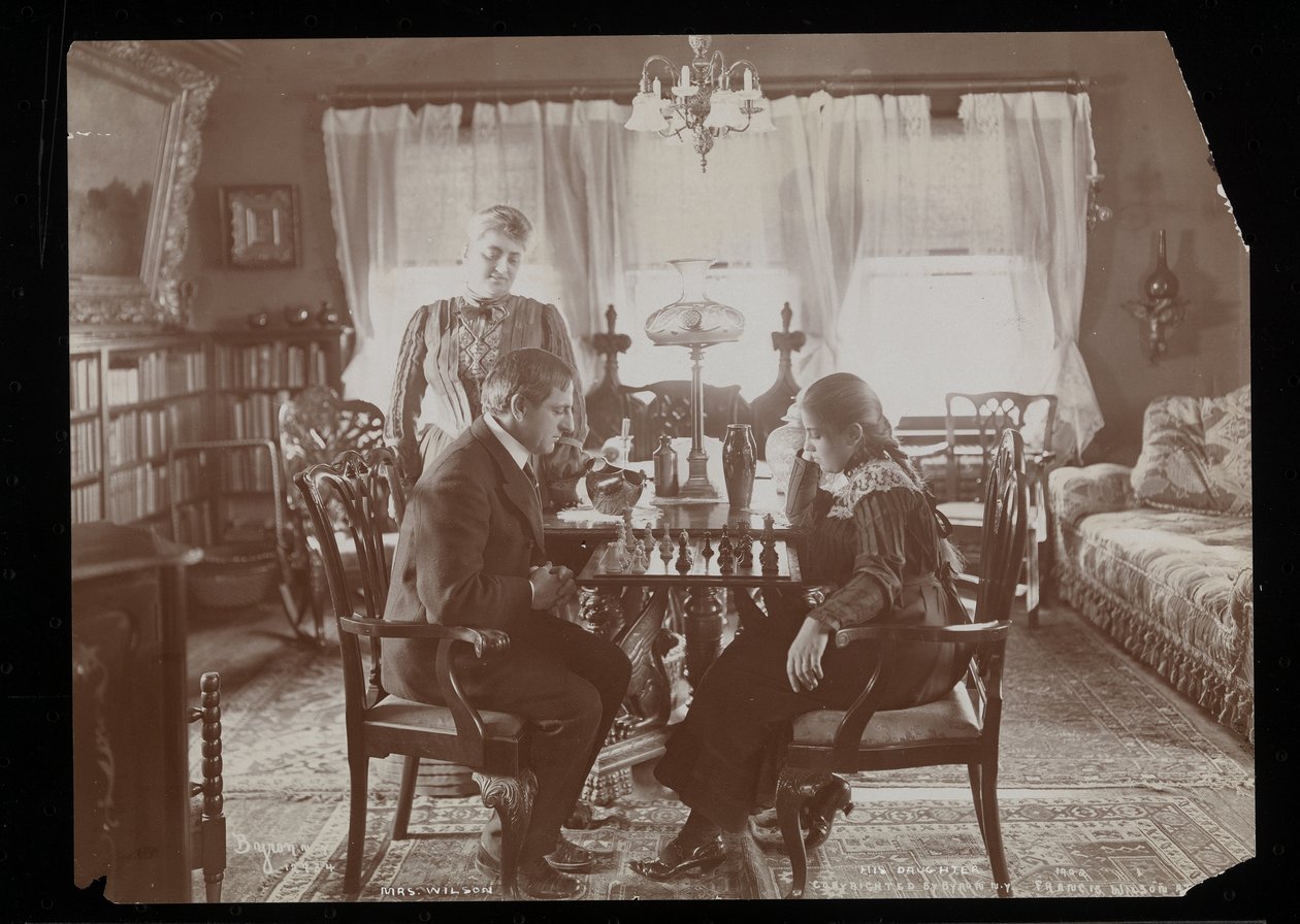 Francis Wilson e sua figlia che giocano a scacchi nella sala da pranzo della loro residenza a New Rochelle, New York da Byron Company