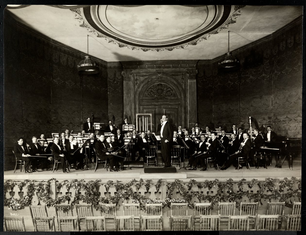 Orchestra completa sul palco, New York, 1911 da Byron Company
