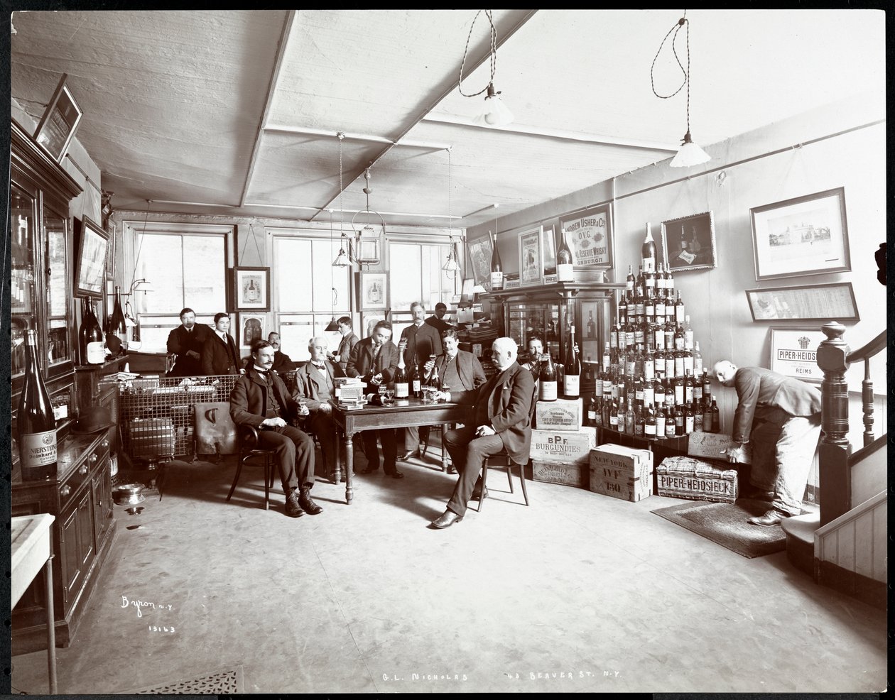 Gruppo di uomini che bevono vino da G.L. Nicholas, commercianti di vino e liquori, 43 Beaver Street, New York, 1895 da Byron Company