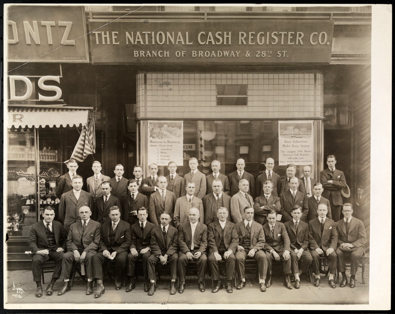 Gruppo di uomini della National Cash Register Co. posati davanti alla filiale di Broadway e 28th Street, New York, 1916 (stampa al gelatino d