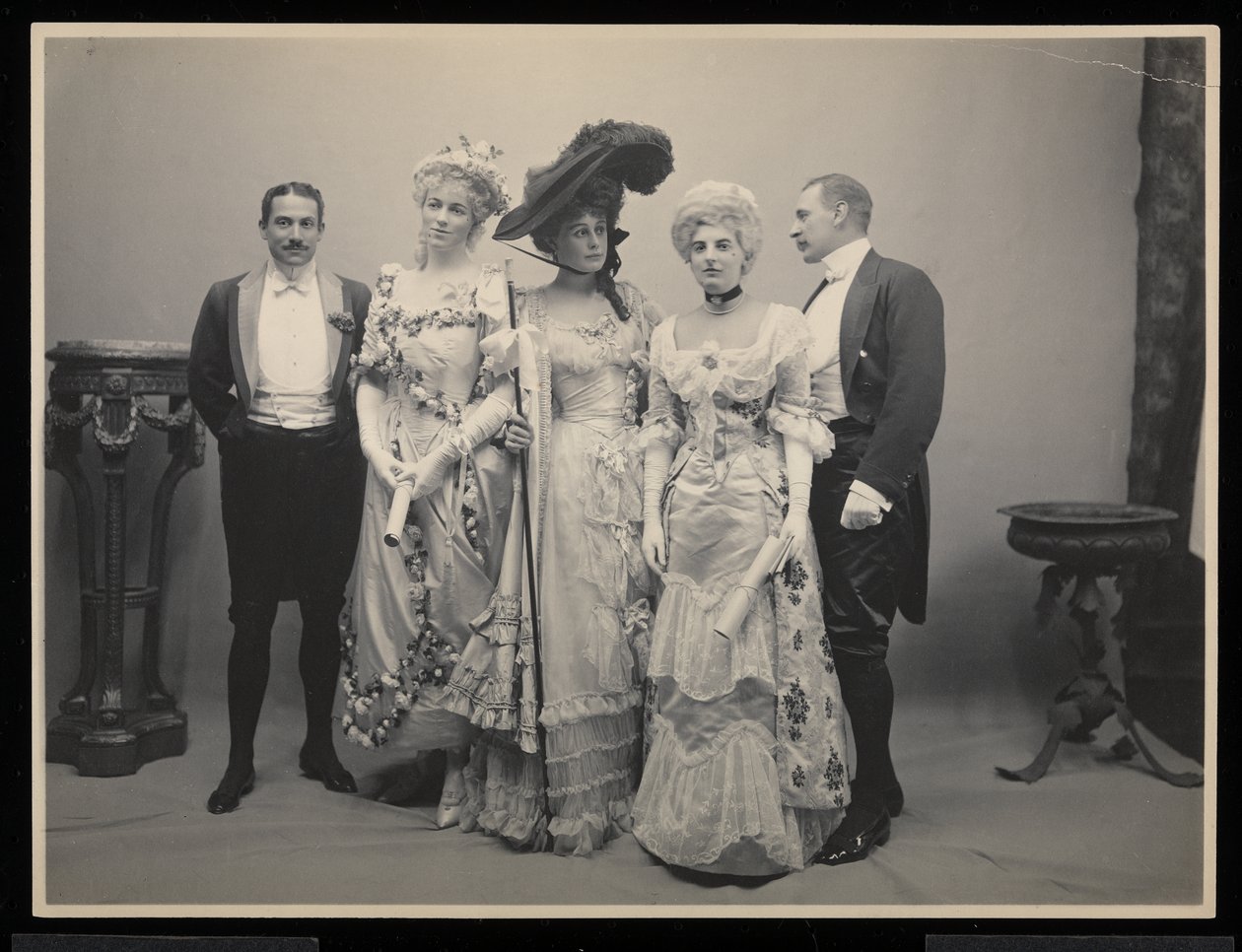 Ritratto di gruppo di Mr. Barton Willing, Miss Alice Blight, Miss Eleanor Jay (Mrs. Arthur Iselin), Miss Therese Iselin e un altro uomo al James Hazen Hyde Ball, New York, 31 gennaio 1905 da Byron Company