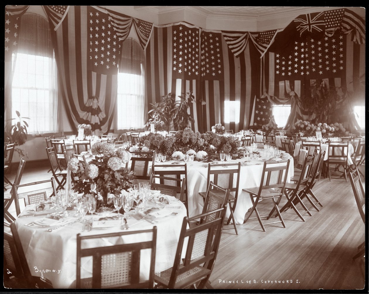 Vista interna di una sala da banchetto allestita per una cena in onore della visita del Principe Luigi di Battenberg a Governor