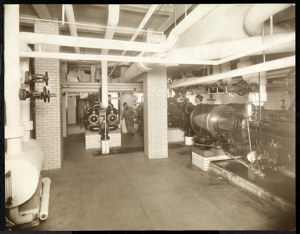 Vista interna di una sala caldaie presso il Dipartimento dei Ponti di New York City, 1905 da Byron Company