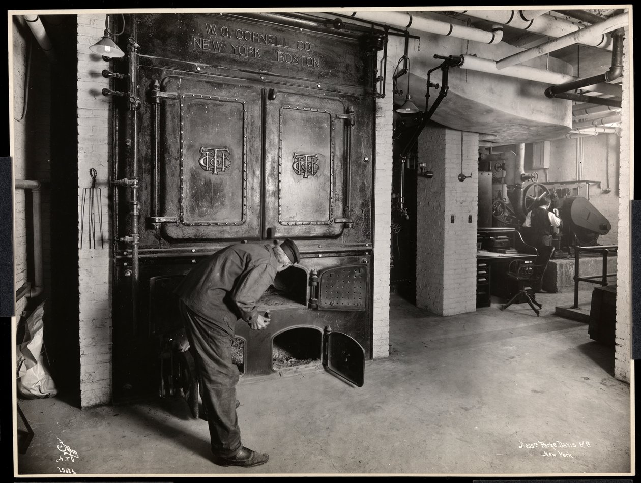 Vista interna di uomini che lavorano nella sala fornace presso Parke, Davis e Co., chimici, Hudson e Vestry Streets, New York, 1910 da Byron Company