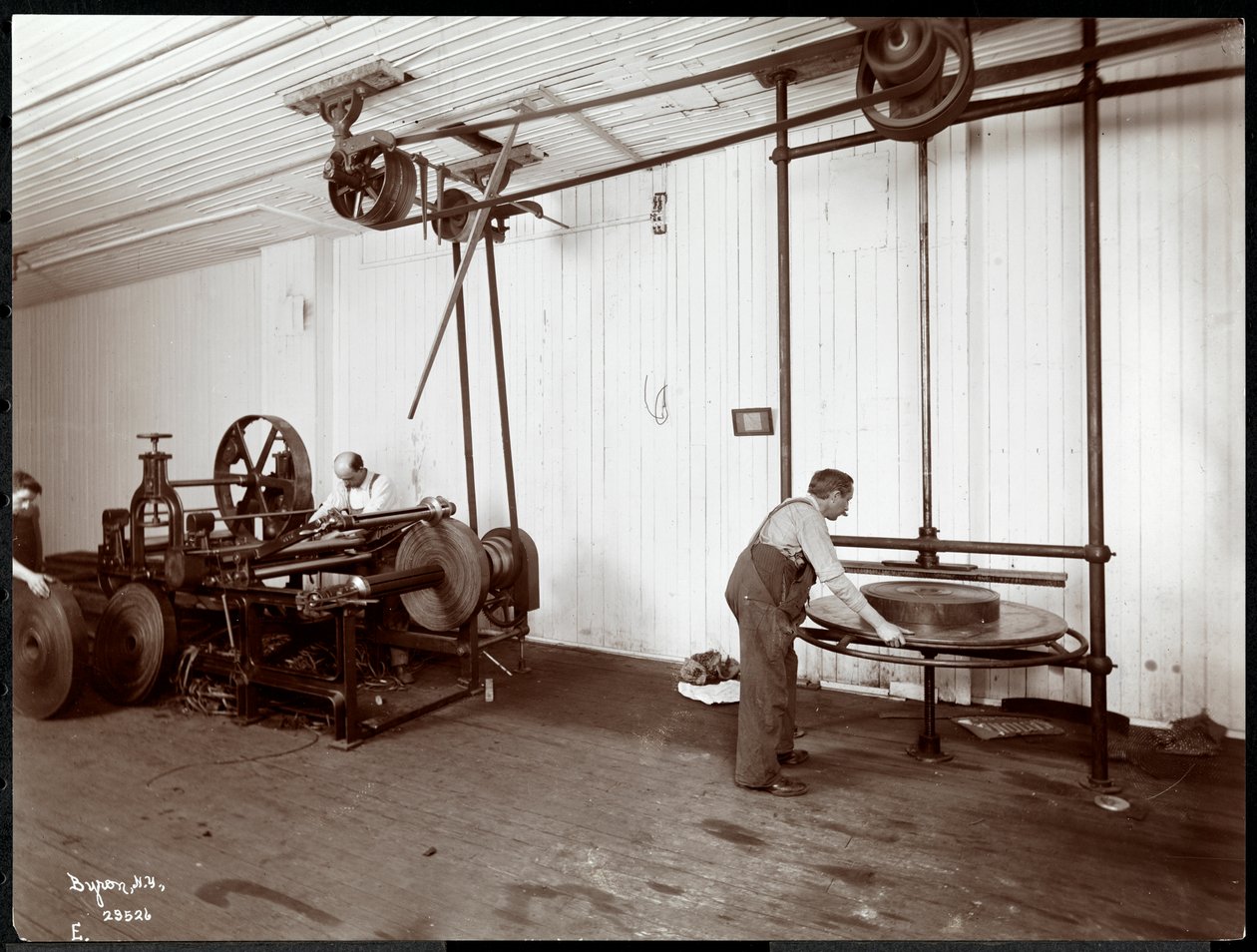 Vista interna di uomini che lavorano la pelle alla New York Leather Belting Co., New York, 1906 da Byron Company