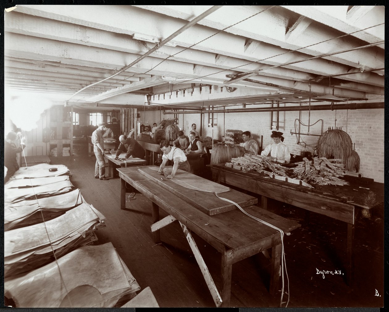 Vista interna della New York Leather Belting Co., New York, 1906 da Byron Company