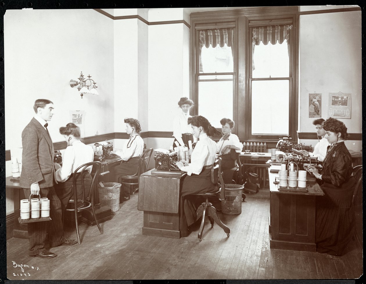 Vista interna delle donne alle macchine per dettatura presso la New York Edison Co., 55 Duane Street, New York, 1910 da Byron Company