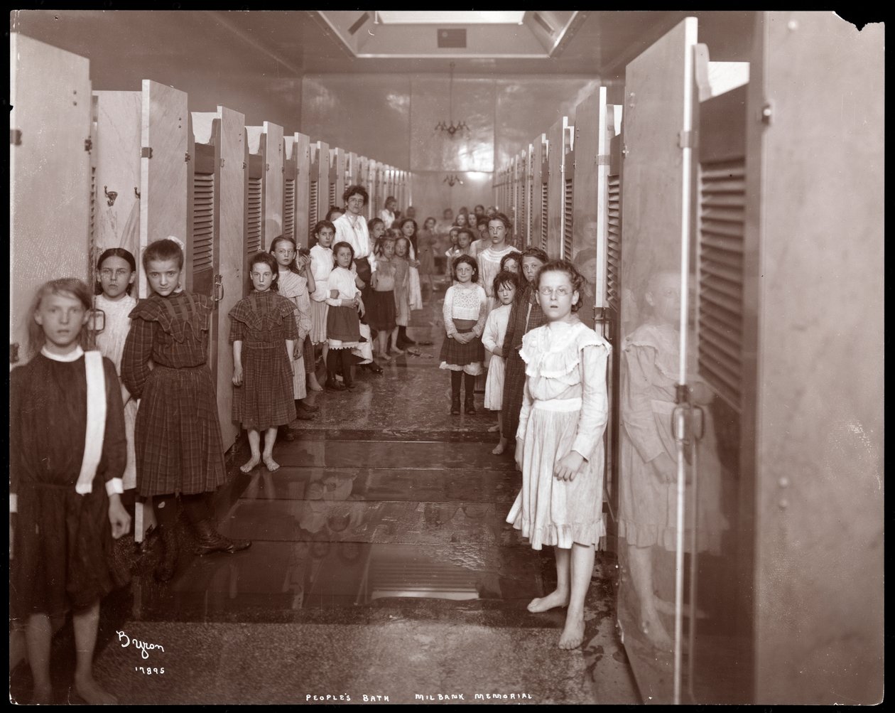Vista interna di giovani donne davanti alle cabine da bagno ai People