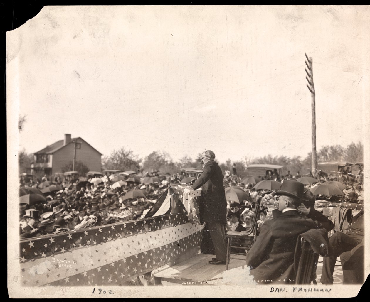 Joseph Jefferson si rivolge a una folla riunita per la dedica della Casa degli Attori a West New Brighton, Staten Island, New York, 1902 da Byron Company