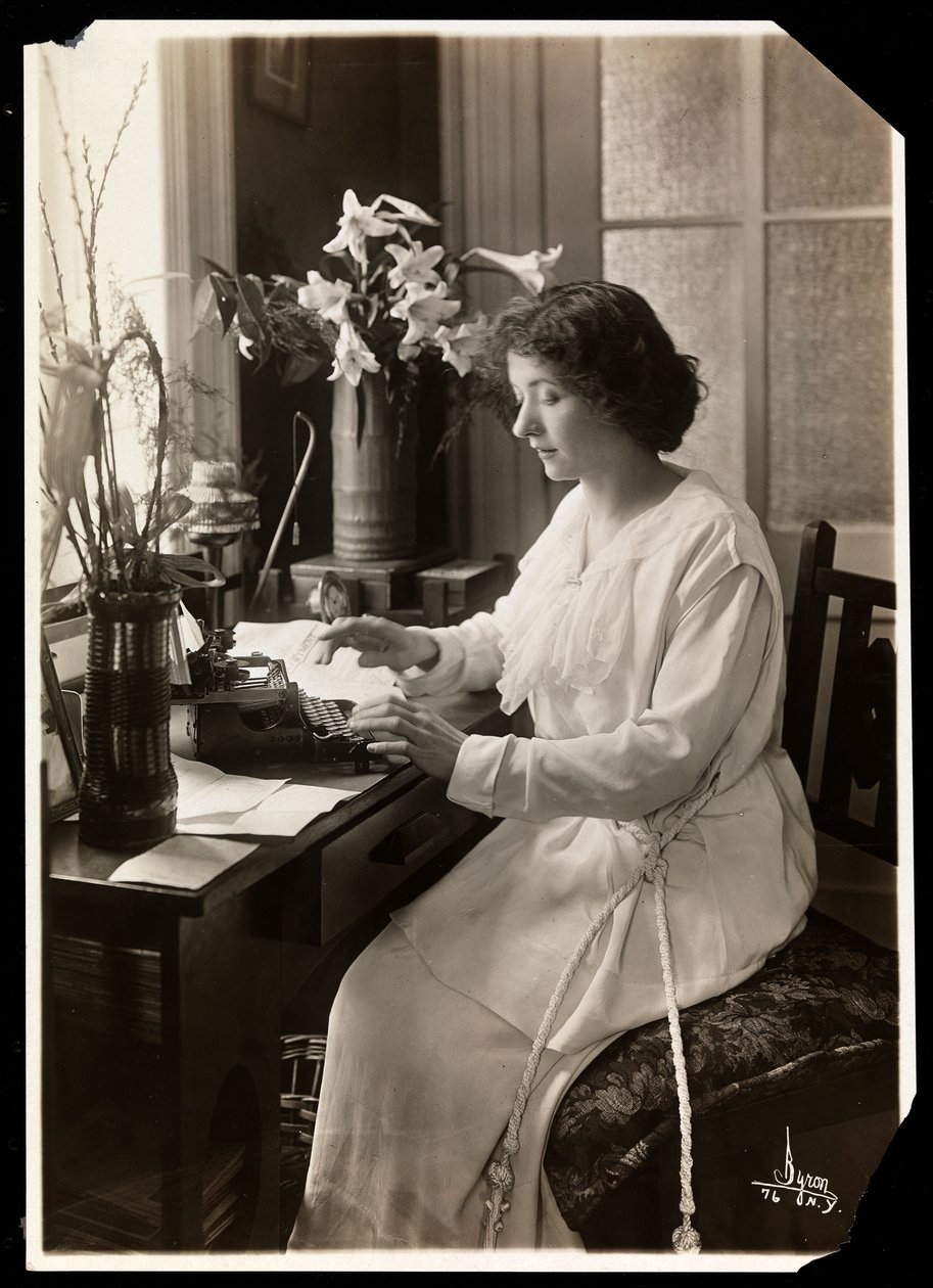 Maude Fealy seduta a una macchina da scrivere, c.1915 da Byron Company