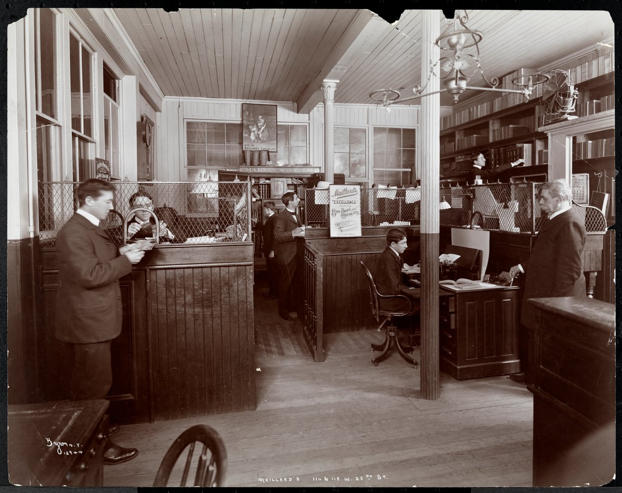 Uomini che lavorano in un ufficio presso i produttori di cioccolato Maillard in 116-118 West 25th Street, New York, 1902 da Byron Company