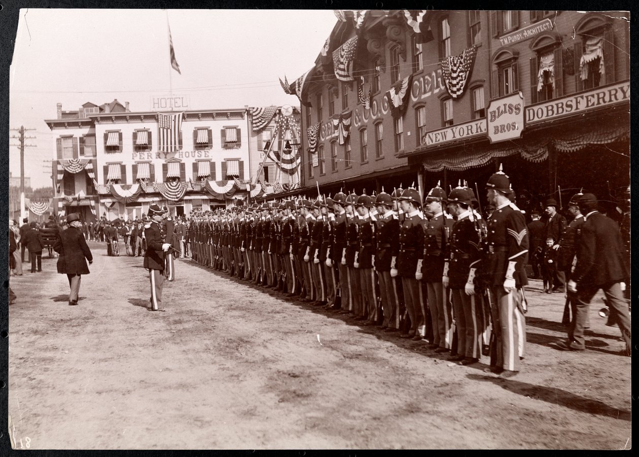 Allineamento militare sulla strada a Dobbs Ferry, New York, 1898 da Byron Company