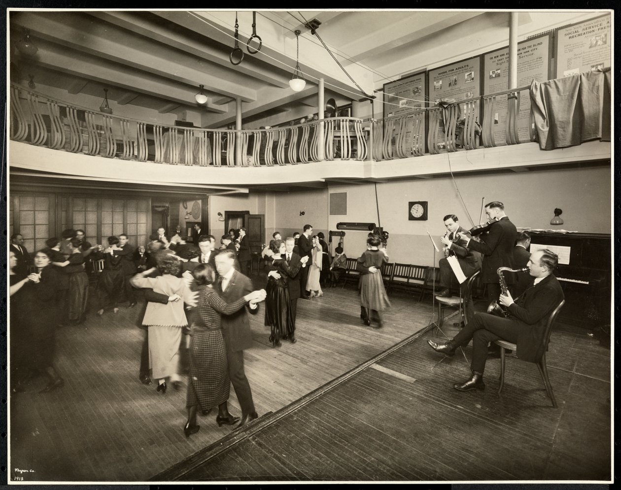 Ballo mensile presso la New York Association for the Blind, 111 East 59th Street, New York da Byron Company