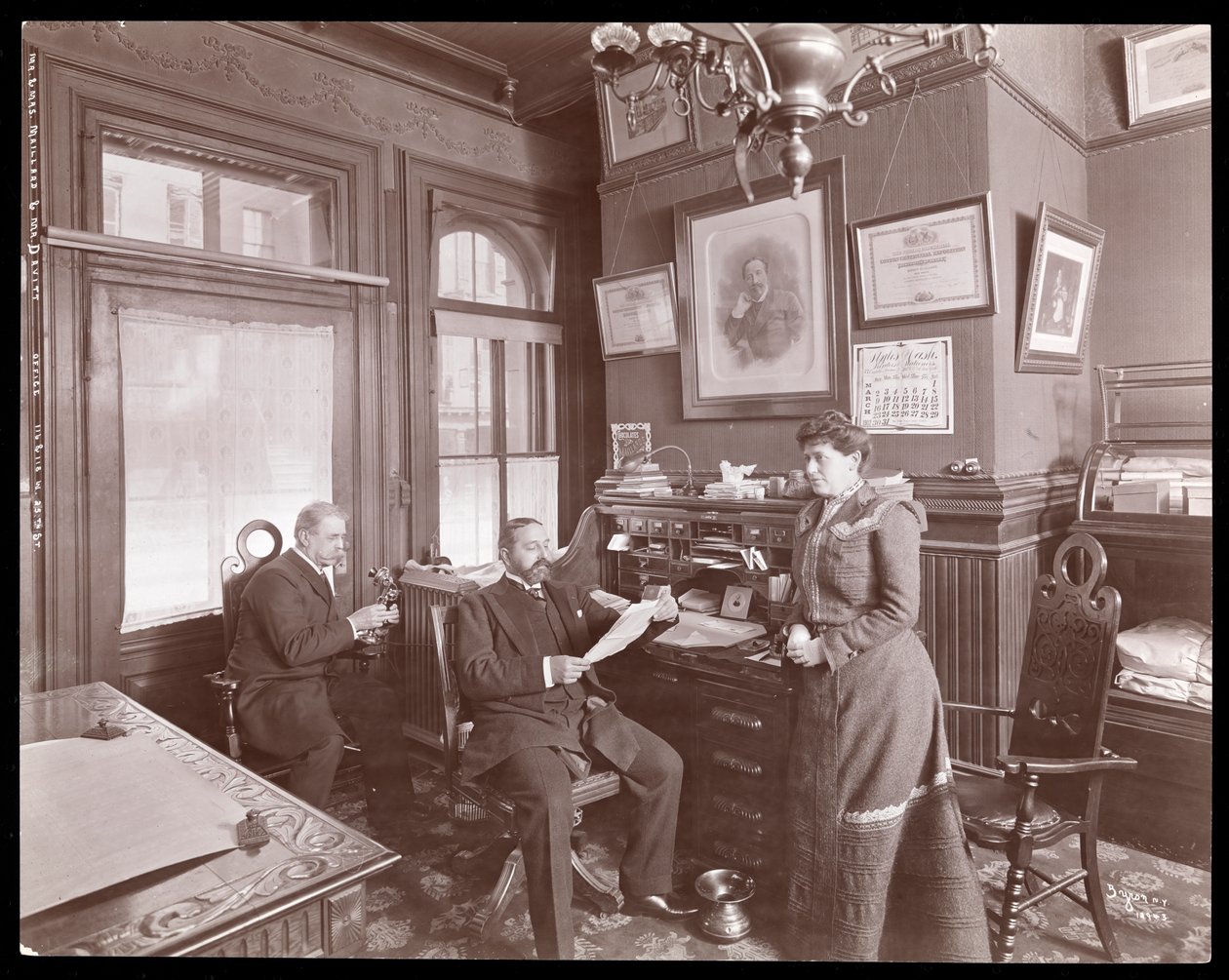 Il signor e la signora Maillard e il signor Davitt in un ufficio della fabbrica di cioccolato Maillard, 1902 da Byron Company