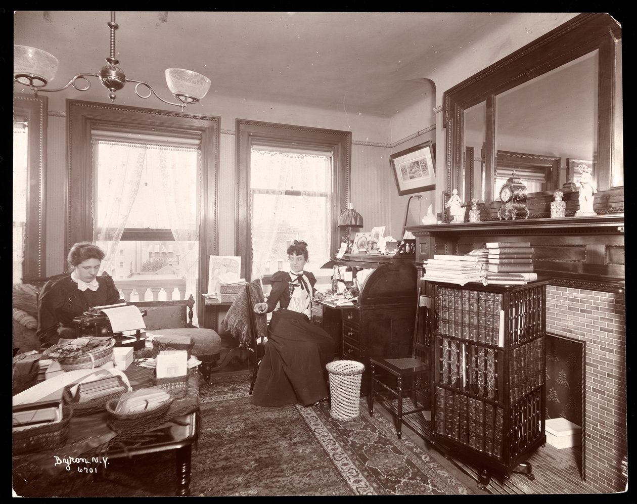 Mrs. Florence Clinton Sutro e una dattilografa nella sua casa al 320 West 102nd Street, New York, 1899 (stampa al gelatino d