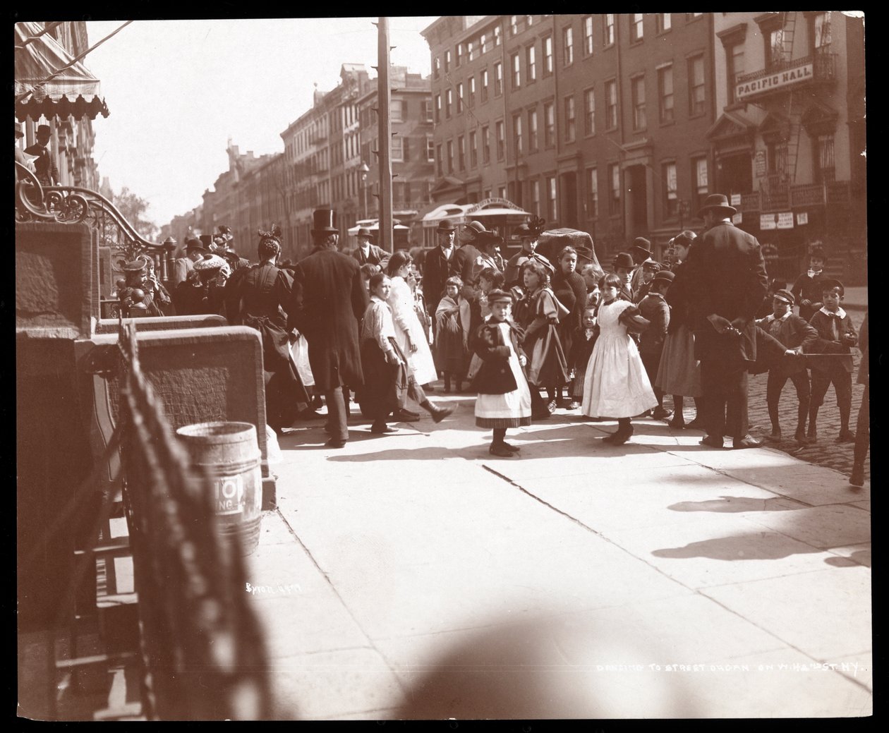 Scena di strada a New York, 1898 da Byron Company