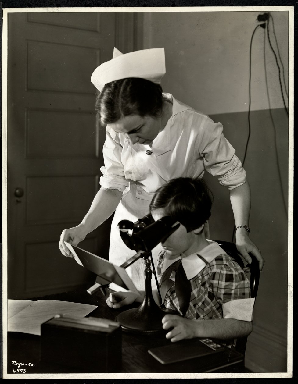 Infermiera e una ragazza ipovedente alla clinica della New York Association for the Blind, 114 East 60th Street, New York, 1934 da Byron Company