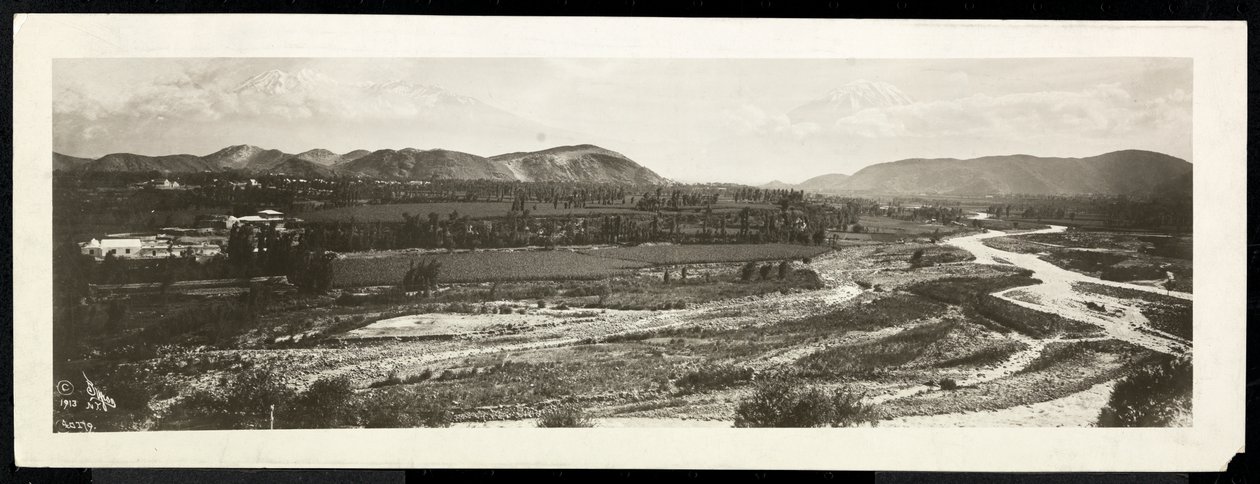 Vista panoramica di una scena rurale, presumibilmente sul o vicino al Canale di Panama con montagne innevate oltre, 1913 da Byron Company
