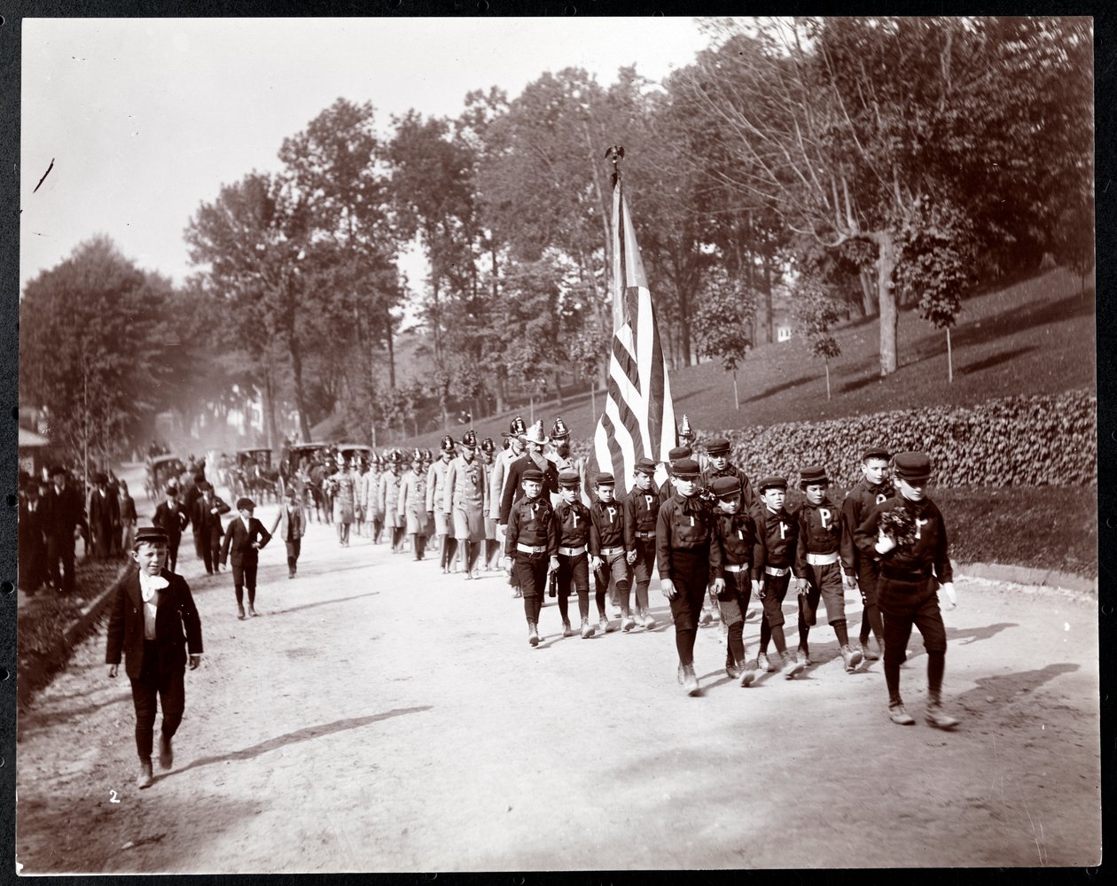 Parata con bambini e pompieri in marcia a Dobbs Ferry, New York, 1898 da Byron Company