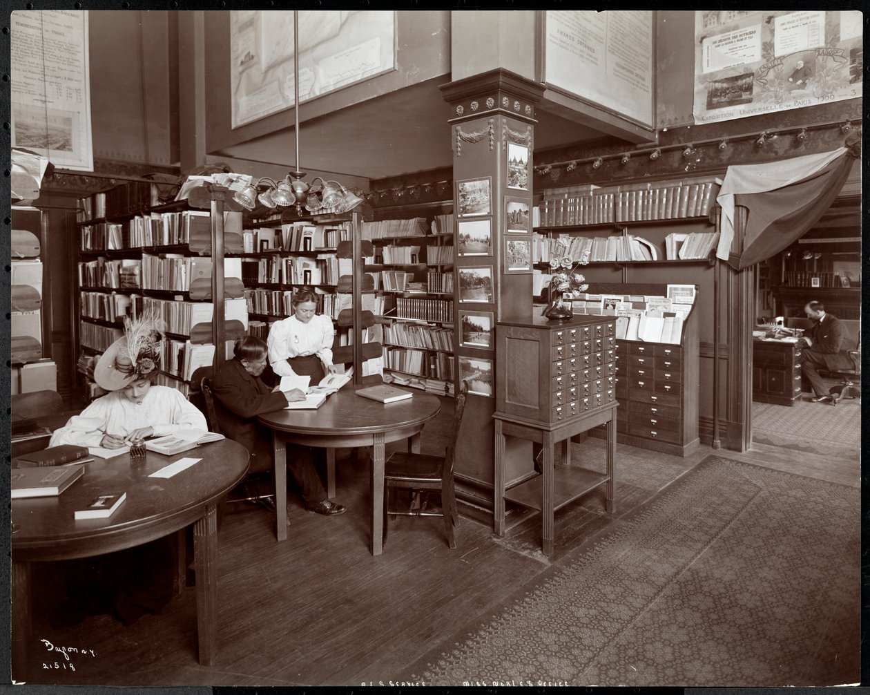Persone nella biblioteca (possibilmente l