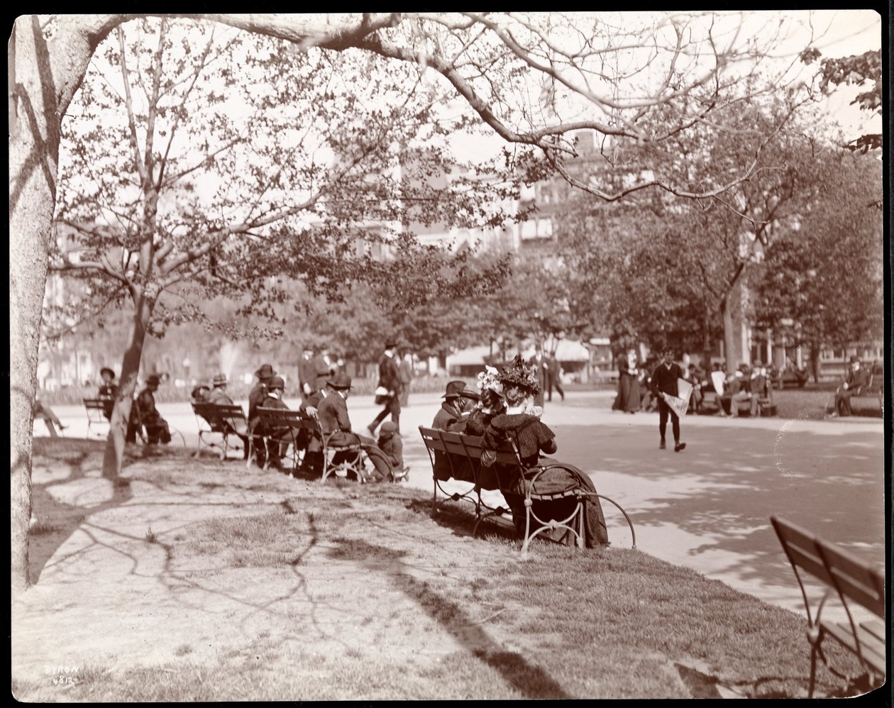 Persone sulle panchine del parco a Union Square, New York, 1898 da Byron Company