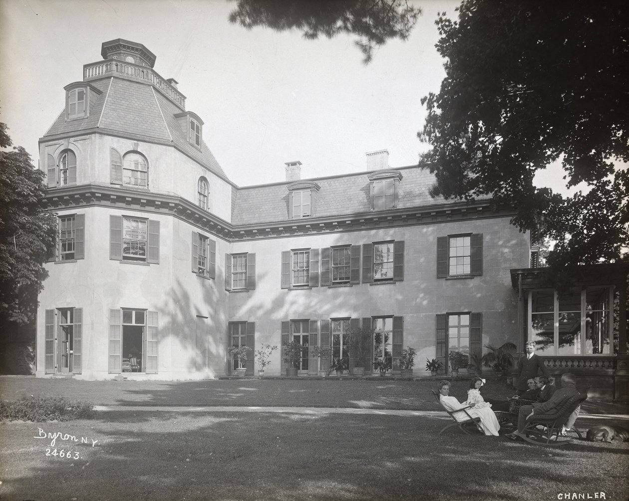 Persone sedute su sedie sul prato davanti alla residenza di Astor Chanler a Barrytown, New York, 1907 da Byron Company