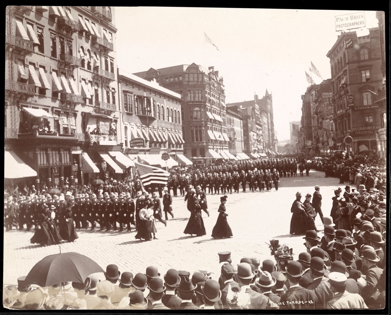 Polizia che marcia in una parata della polizia di New York, New York, 1898 da Byron Company